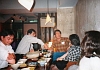 横浜で開催されたＮＭＲ討論会（1998年）の後、関内に飲みに行きました。竹腰さんと大木、嶋田さん、学生２人。