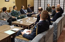 スウェーデン国防省関係者と懇談
