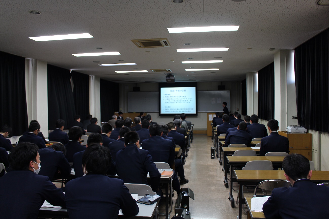 A scene of the graduation research presentation