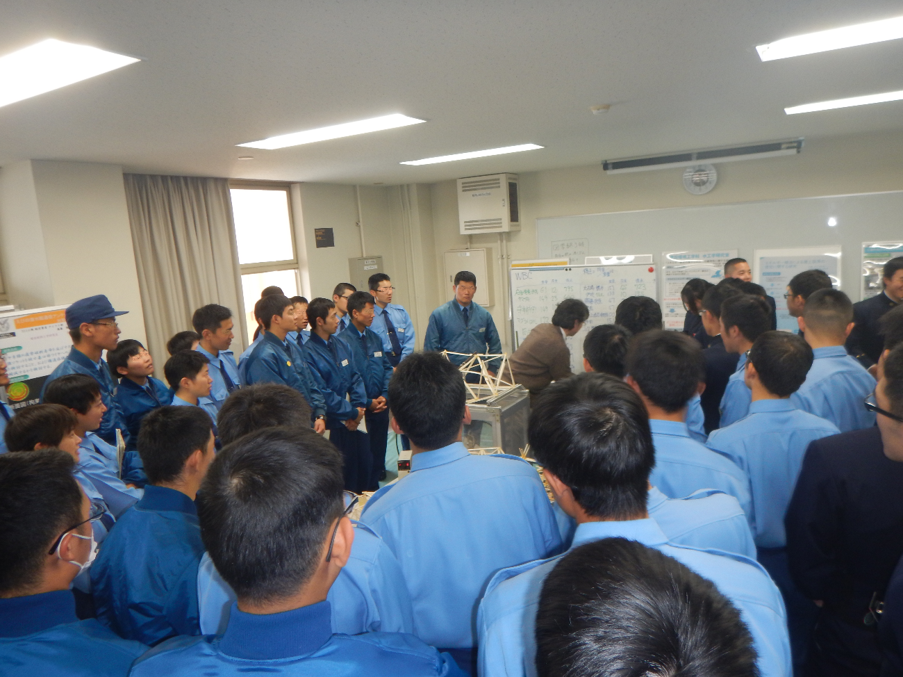見学の1学年でにぎわう競技場